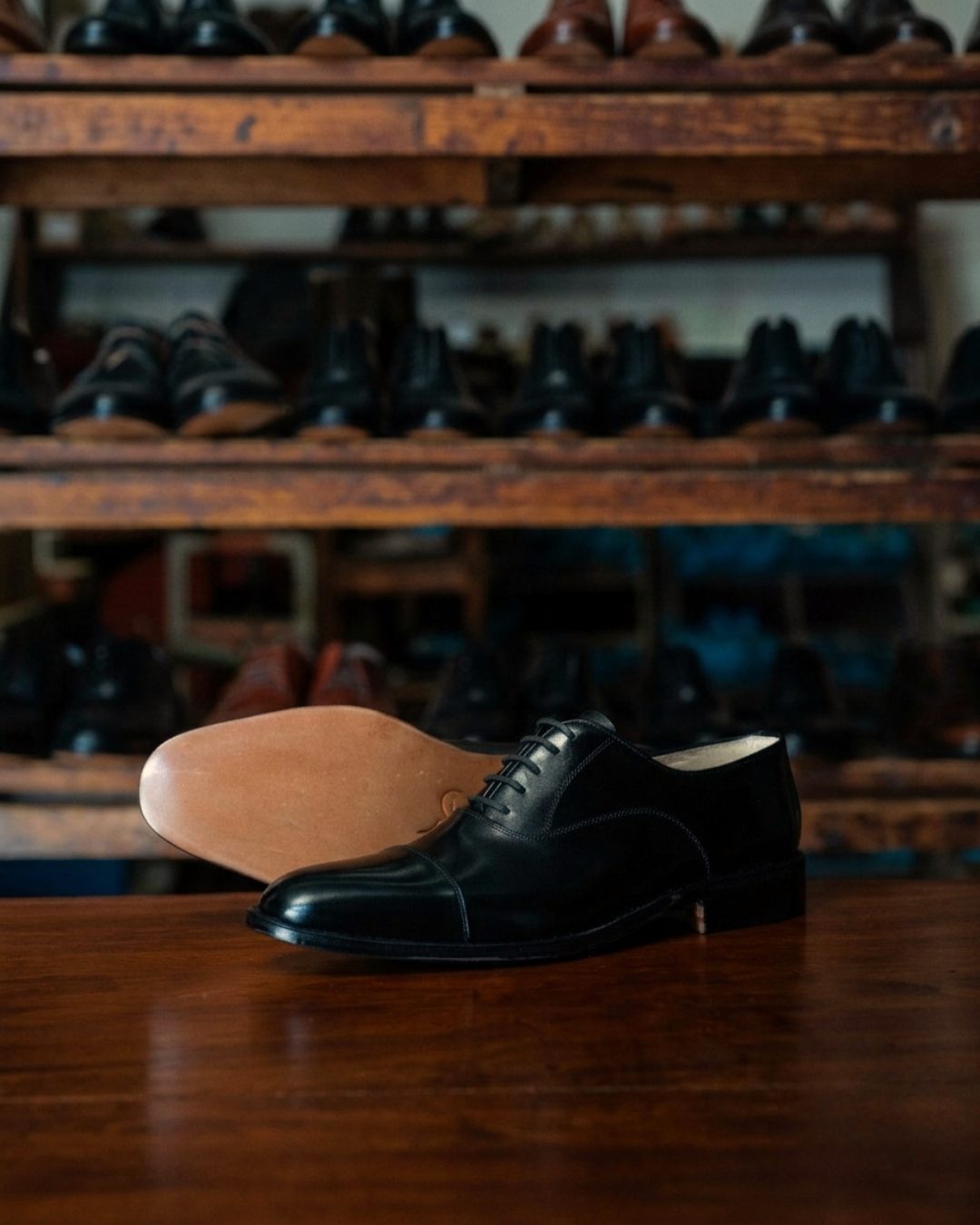Zapato clásico de cuero — vista de perfil